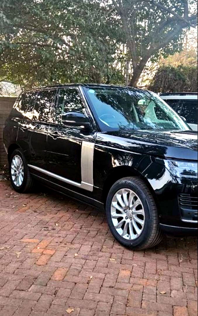 A black VenMax executive SUV available with a professional driver